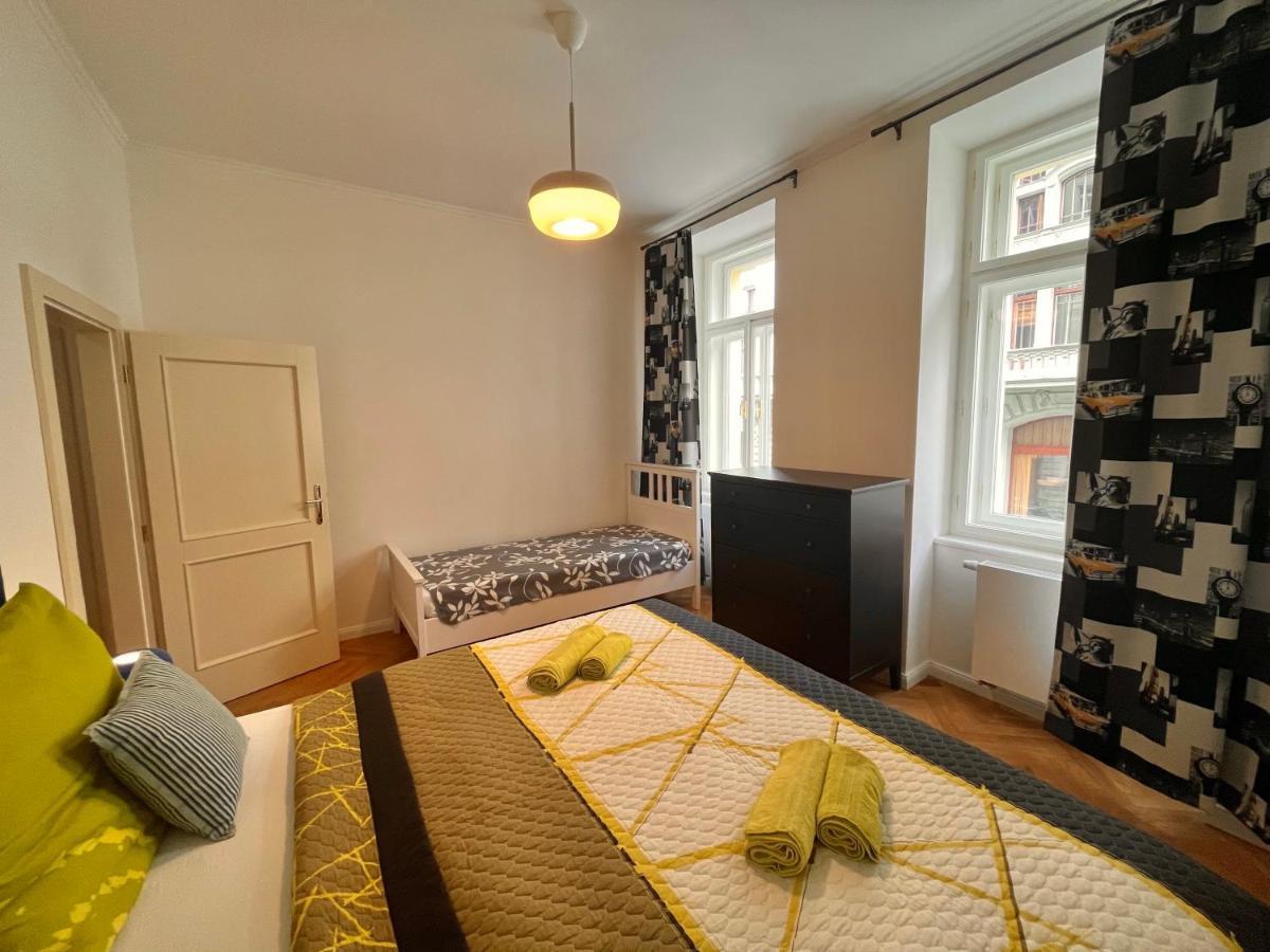 Amazing Apartment Zborovska Prague Luaran gambar
